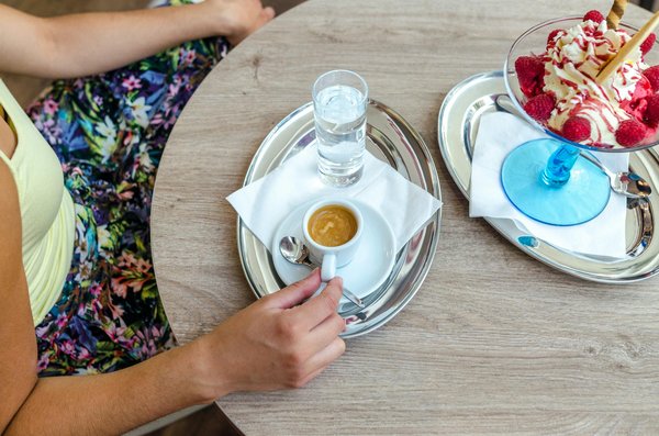 Comment associer les motifs et les textures pour un look harmonieux ?